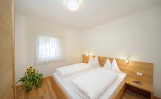 Ferienwohnung 1 - Schlafzimmer mit Doppelbett