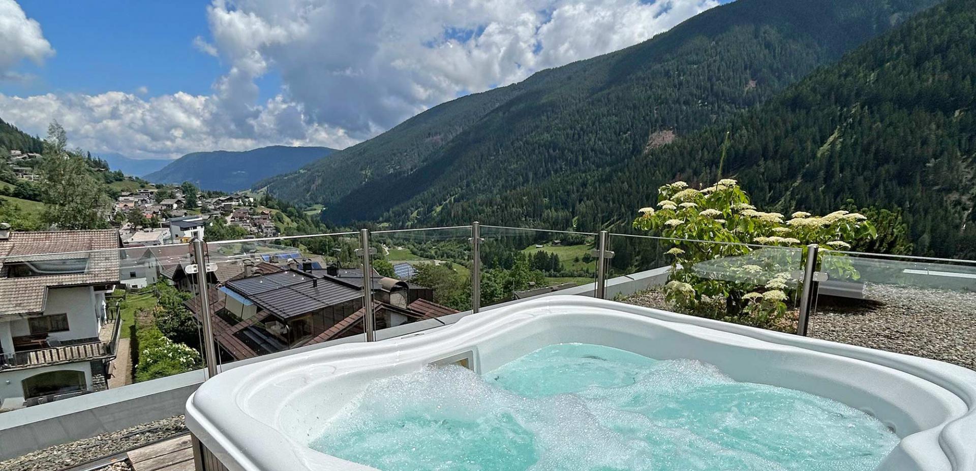 Whirlpool sulla terrazza sul tetto del Vitalhotel Rainer