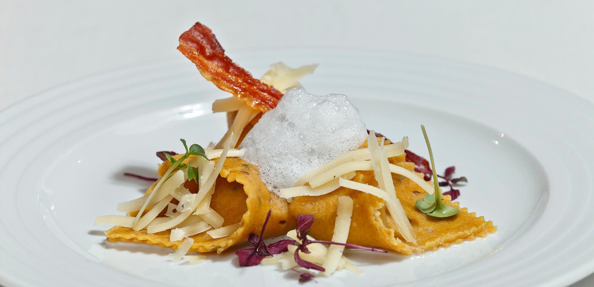 Ravioli di pane croccante al segale ripieni di speck e cipolle