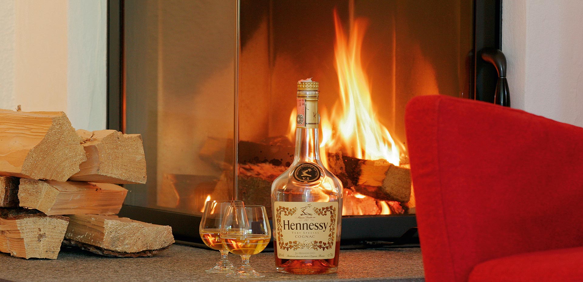 Gemütliche Atmosphäre am Kamin bei einem guten Glas Cognac